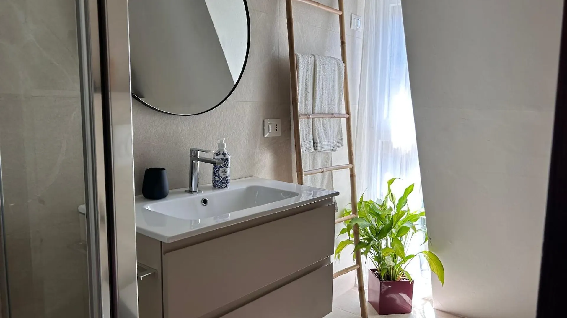 Easy Isola, For An Easy Stay Milan