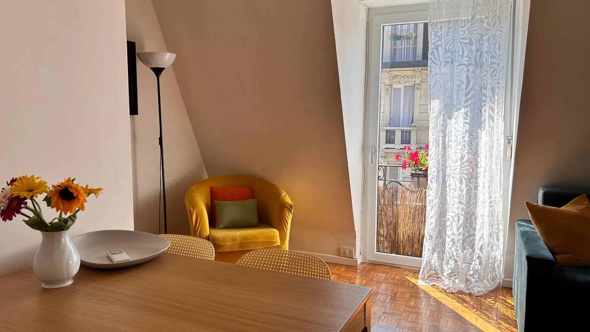 Easy Isola, For An Easy Stay Milan